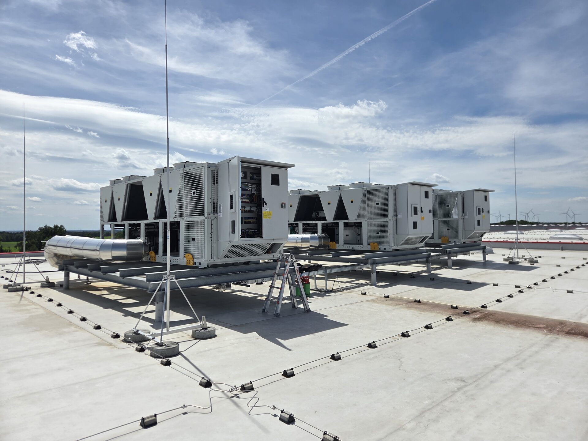 Gewerbliche Kälteanlagen auf einem Flachdach – Mölls-Hüfing Kälte-, Klima- und Energietechnik