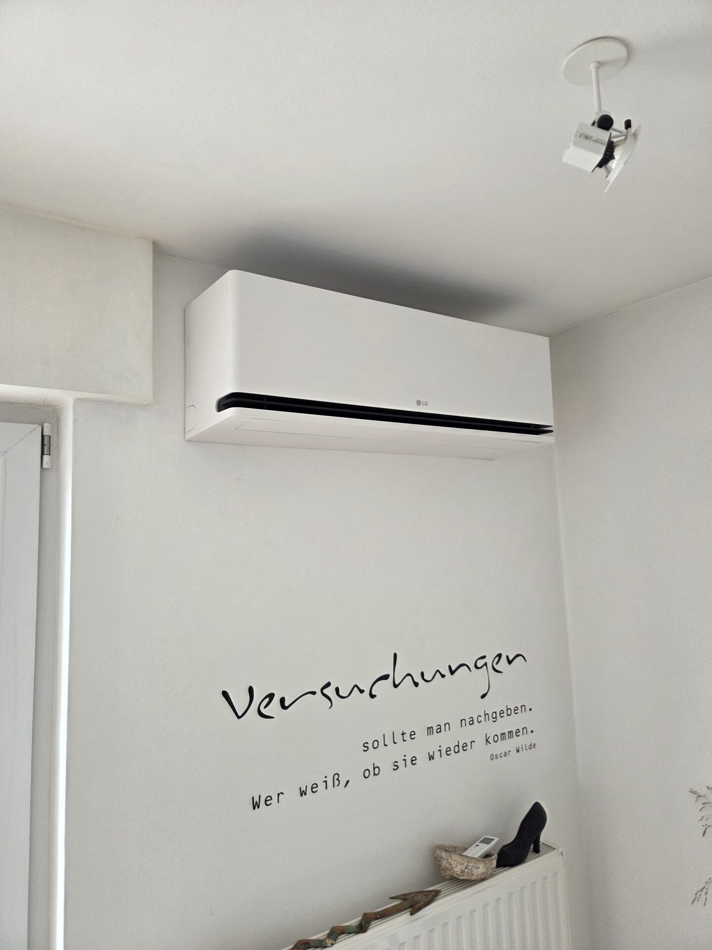 Klimaanlagen-Innengerät in einem Wohnraum