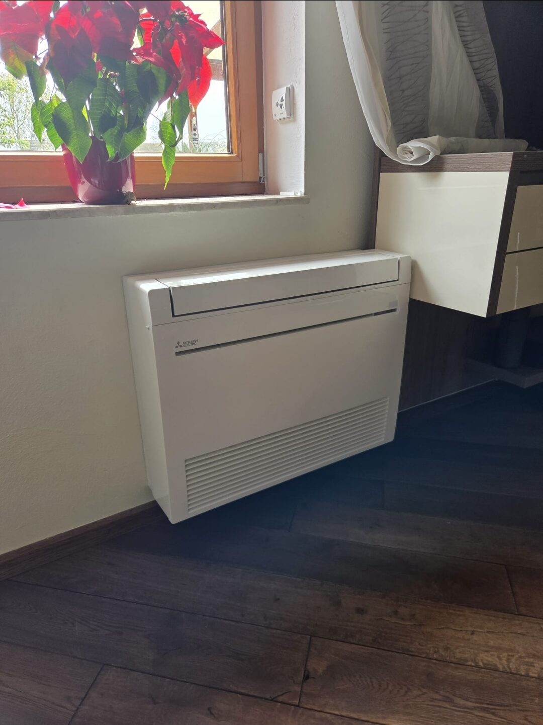 Split-Klimaanlage (Standgerät) in einem Wohnzimmer